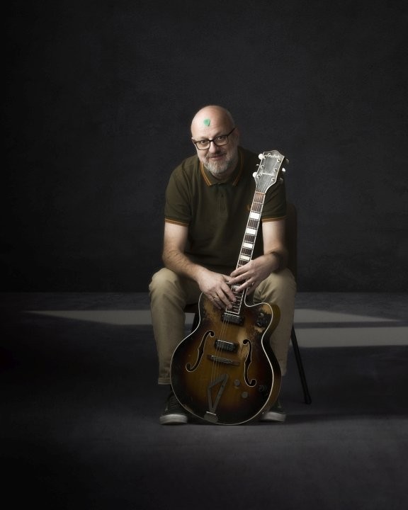Anton Goudsmit met gitaar by Klaas Jelmer Sixma klein